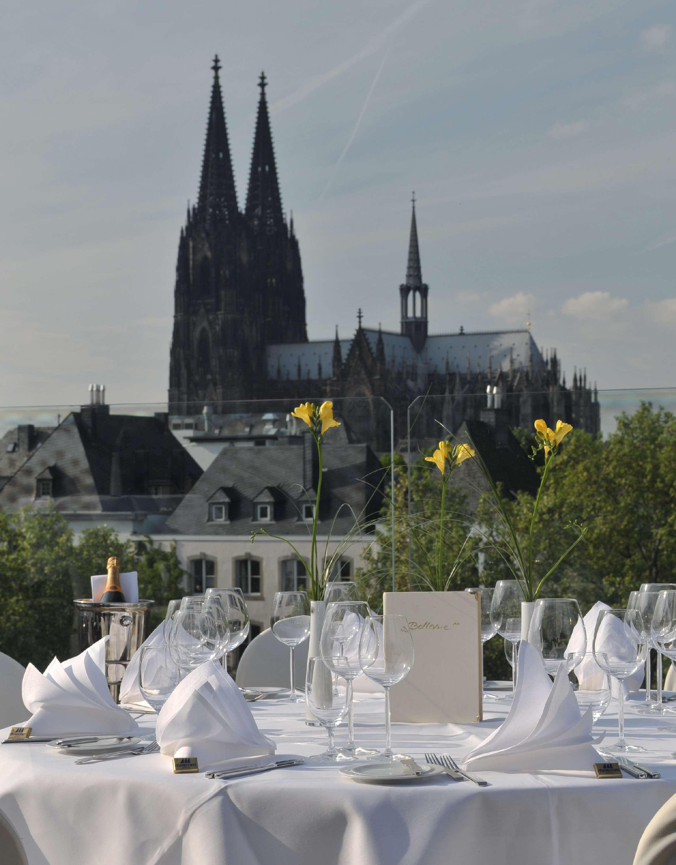 마리팀 호텔 쾰른 외부 사진 The view of the Cologne Cathedral from the terrace of the Hotel Bella Vista